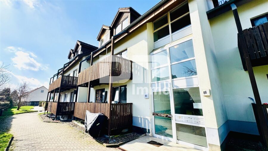 Kompaktes Apartment BJ 1991 im Souterrain in ruhiger Wohnanlage - Rückansicht / Haupteingang